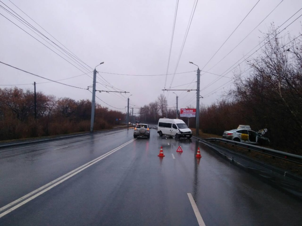 Таксист врезался в микроавтобус на левом повороте Таксист врезался в микроавтобус на левом повороте