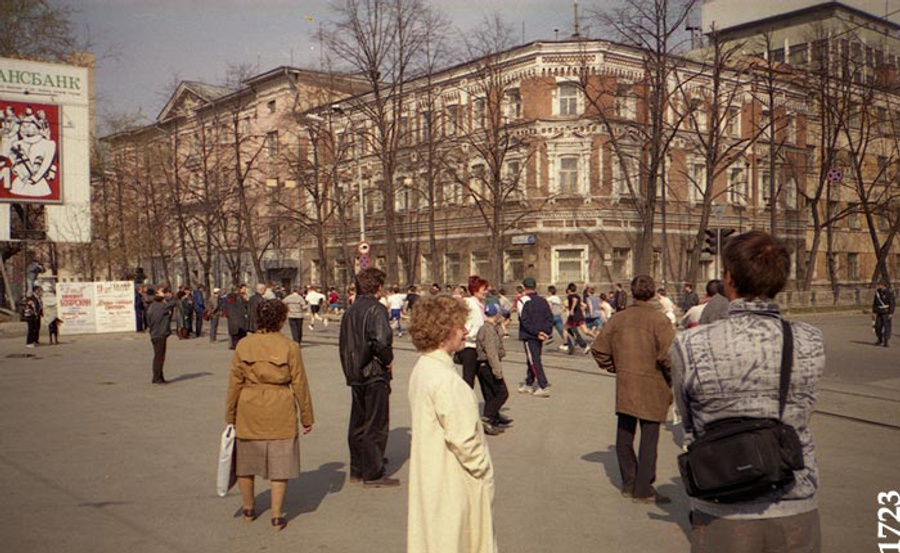 Участники эстафеты пересекают Вайнера в 1997 году.
Участники эстафеты пересекают Вайнера в 1997 году.