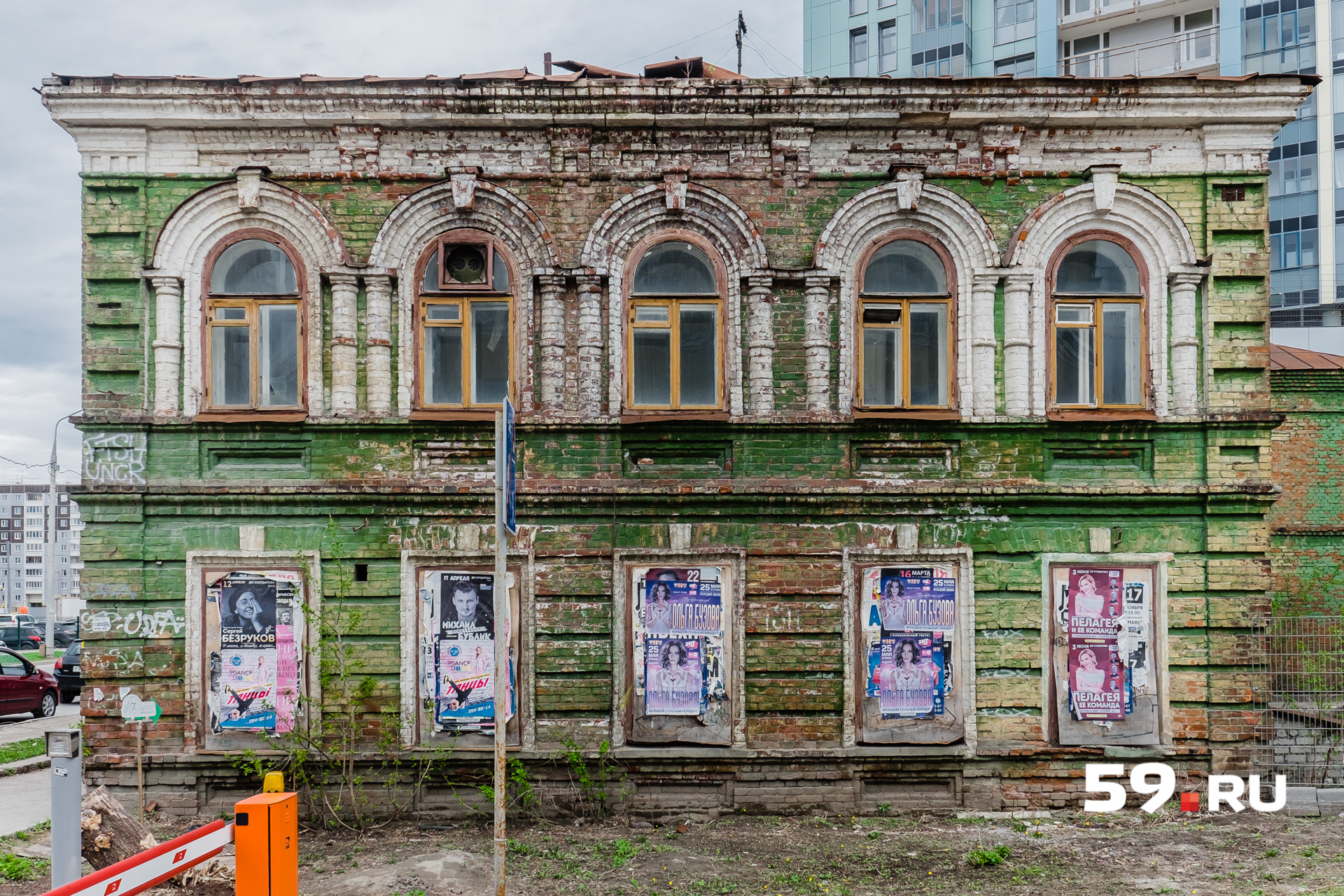 В окнах первого этажа «красуются» афиши В окнах первого этажа «красуются» афиши