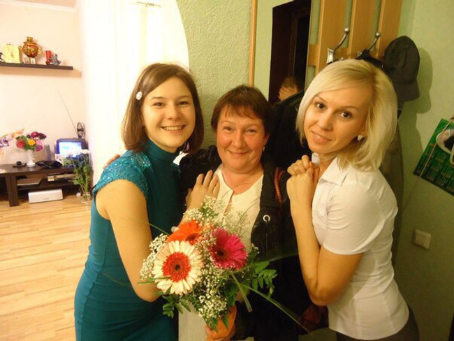 Людмила Борисова с дочерьми Натальей (слева) и Еленой (справа)