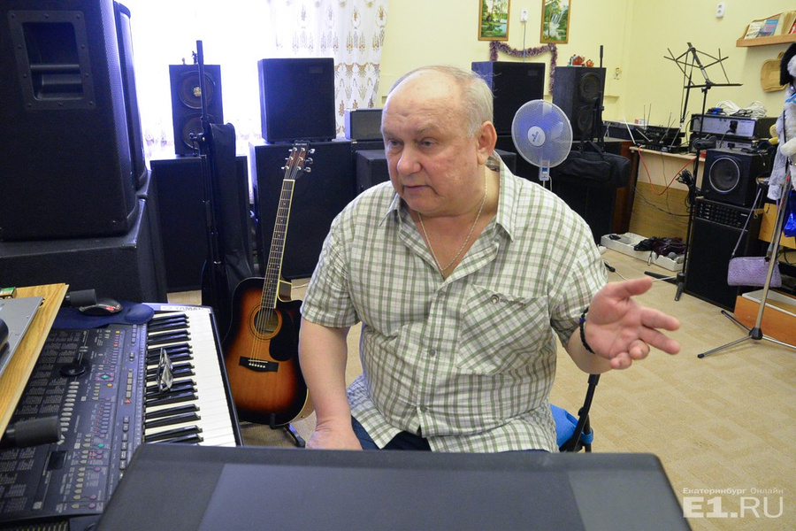В школе есть своя вокальная студия, здесь ребята поют и записывают песни, руководитель студии Александр Добров сам пишет музыку