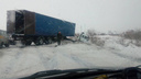 В плену снегопада: в Самарской области грузовик угодил в кювет