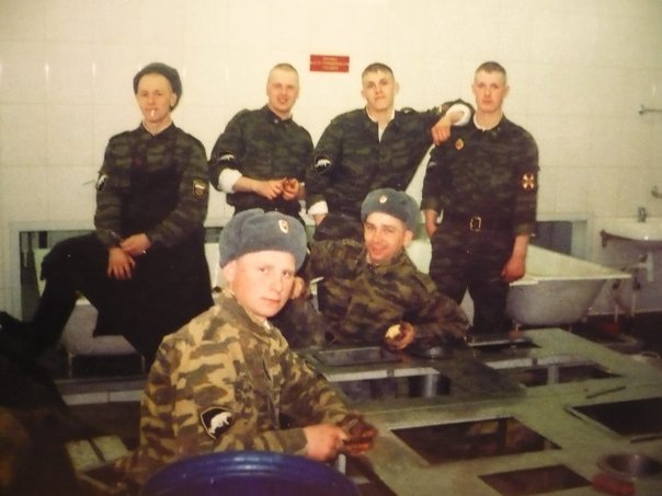 Никита Токмаков  — справа налево: третий среди солдат, которые стоят