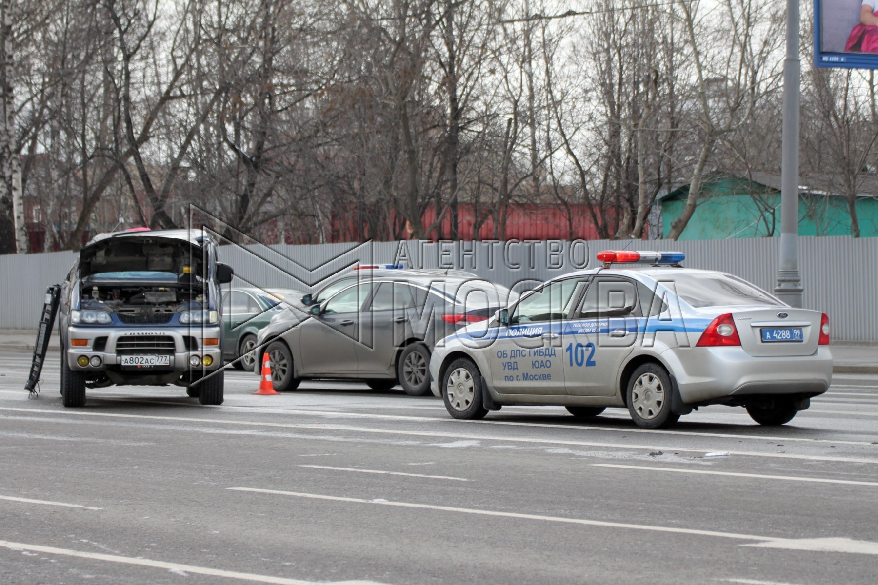 Легковые автомобили на Варшавском шоссе.