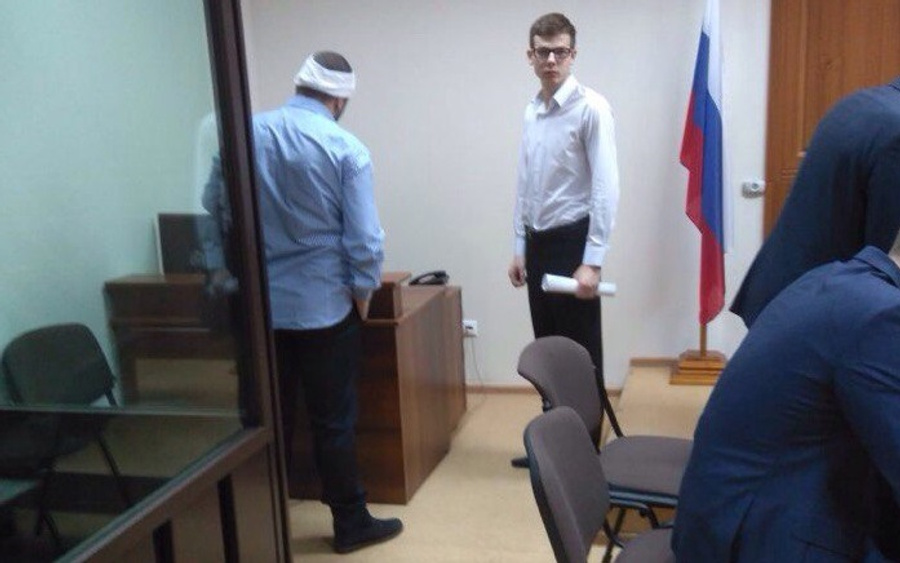 Саргиз с перевязанной головой и Влад на судебном заседании
Саргиз с перевязанной головой и Влад на судебном заседании