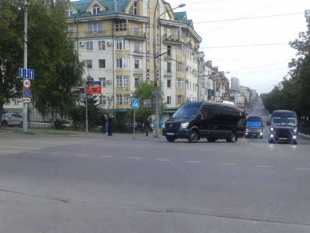 Первые автомобили кортежа, прибывшие на площадь