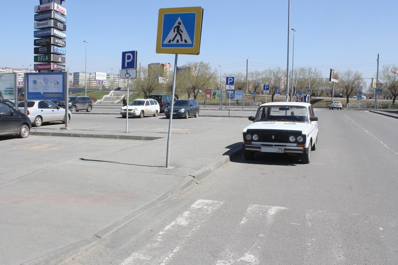 Эта «шестерка» — кандидат на посещение штраф-стоянки: расстояние до перехода явно не вмещает автомобиль «Волга»