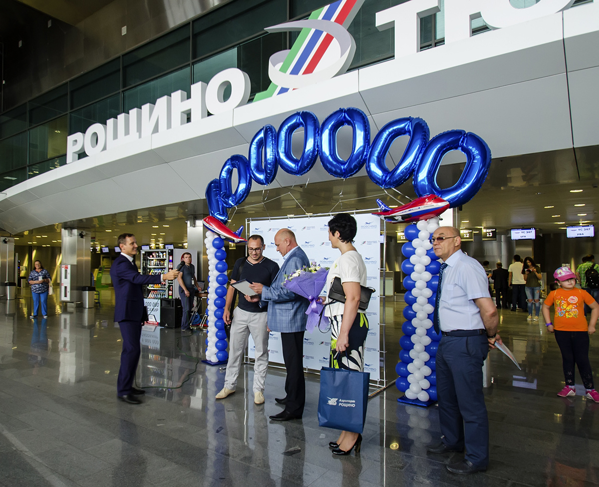 Представители аэропорта Рощино и авиакомпании "Ямал" поздравляют Рената Гайсина