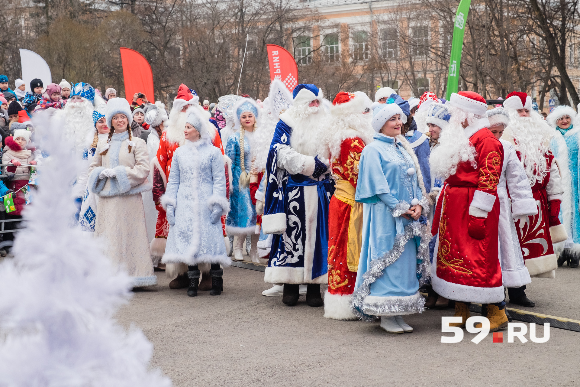 Шапочкии кокошники, косы и локоны - чего только не придумают Снегурочки для красоты Шапочкии кокошники, косы и локоны - чего только не придумают Снегурочки для красоты