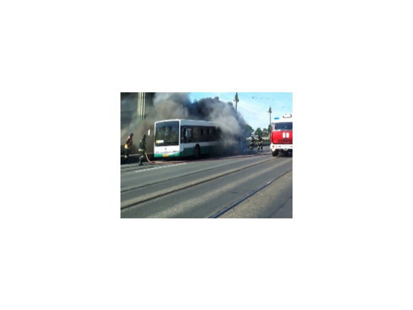 На Ушаковском мосту сгорел автобус