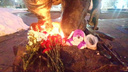 «Скорбим вместе с Кемерово»: в Самаре женщины принесли цветы и игрушки на площадь Памяти
