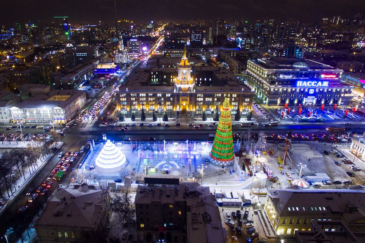 Новогодняя ночь в екатеринбурге. Городок в ЕКБ на площади 1905 года. Екатеринбург ёлка на площади 1905 года. Площадь 1905 года Екатеринбург новый год. Площадь 1905 года Екатеринбург зимой.