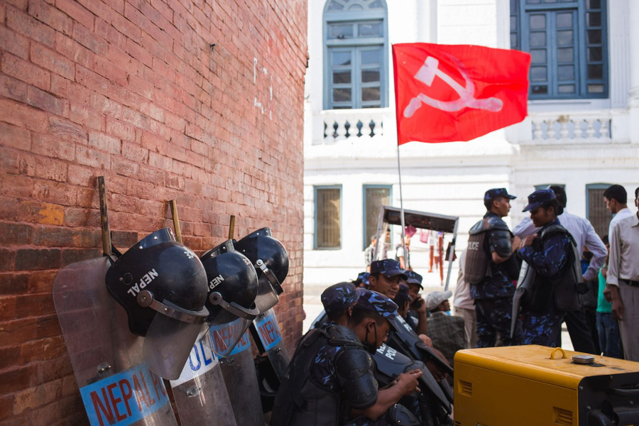 Службы безопасности базируются недалеко от площади, но никак не мешают собравшимся там коммунистам.