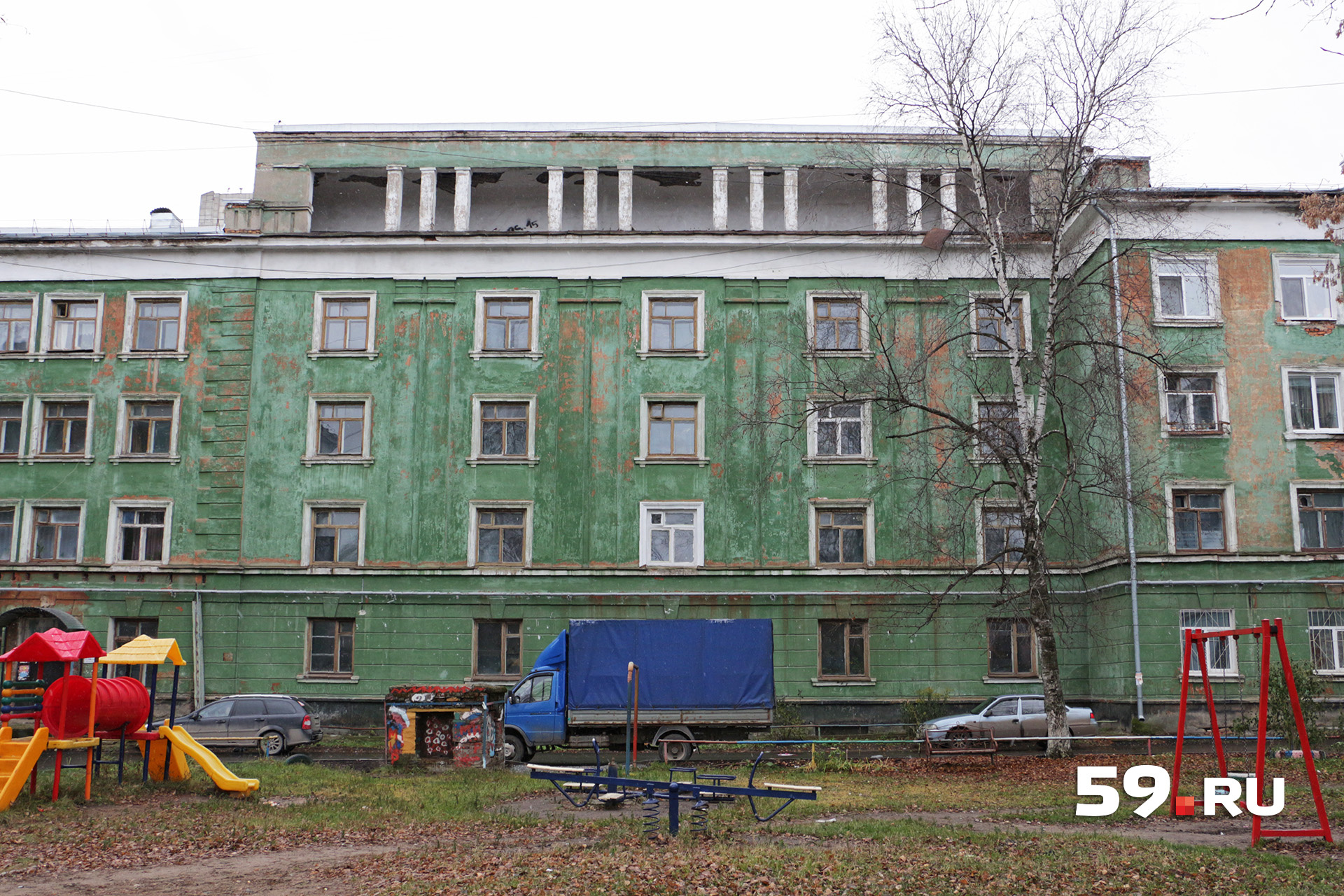 На крыше центральной части дома располагается открытая терраса На крыше центральной части дома располагается открытая терраса