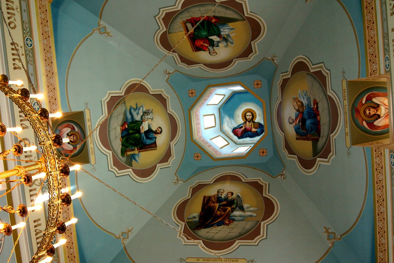 Свод храма тоже украшают фрески