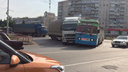 Фура и троллейбус «обнялись» посреди перекрестка в Рыбинске