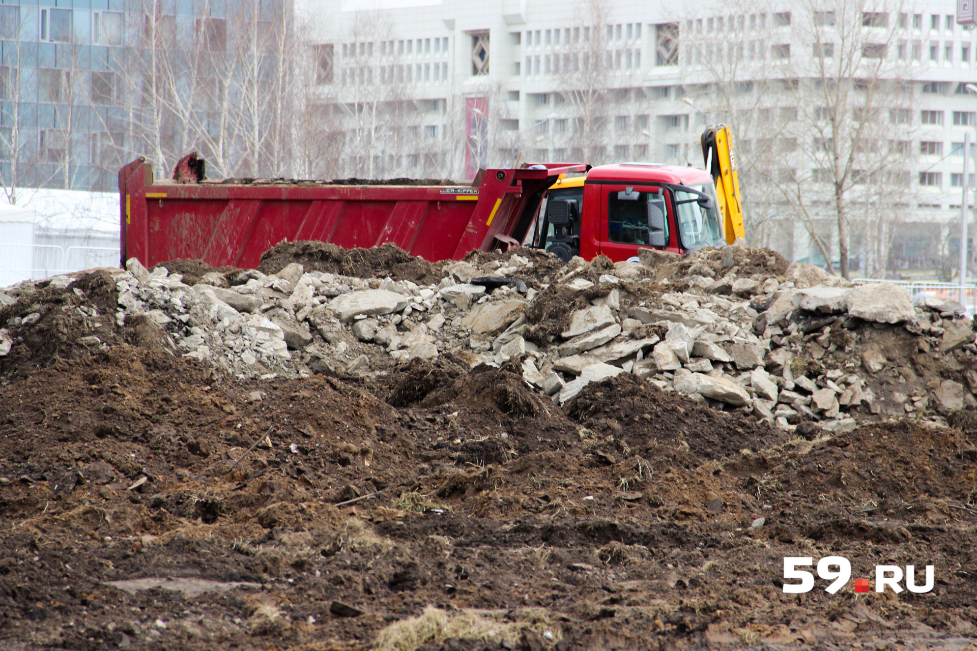 На эспланаде вынимают землю под будущим фонтаном