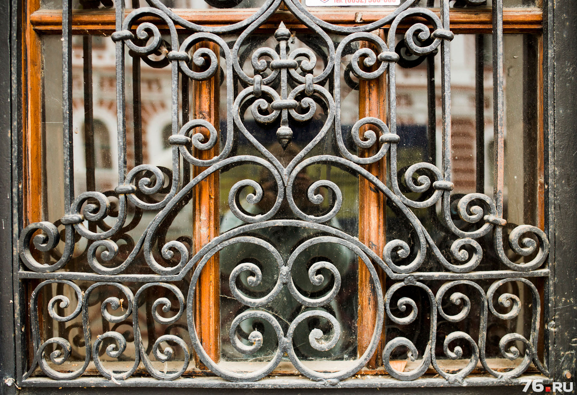 чугунный город. люк канализационный квадратный. троицкий мост решетка питер. чугунная ограда волжской набережной. усадебные ворота 19 века.