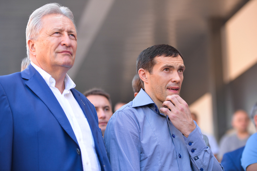 Руководитель "Ночной лиги" и знаменитый хоккеист Александр Якушев с Павлом Дацюком.
Руководитель "Ночной лиги" и знаменитый хоккеист Александр Якушев с Павлом Дацюком.