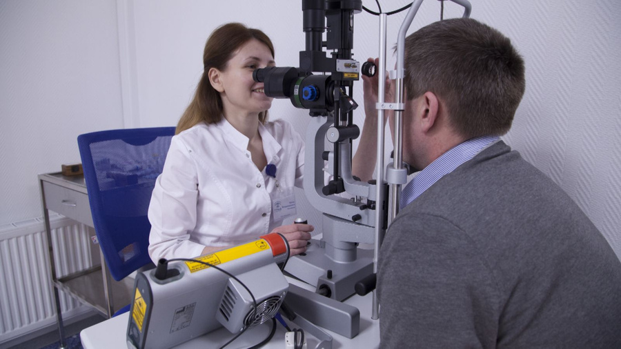 Осмотр глазного дна с обязательным расширением зрачка медицинскими каплями офтальмологи проводят для выявления дистрофий и разрывов сетчатки.