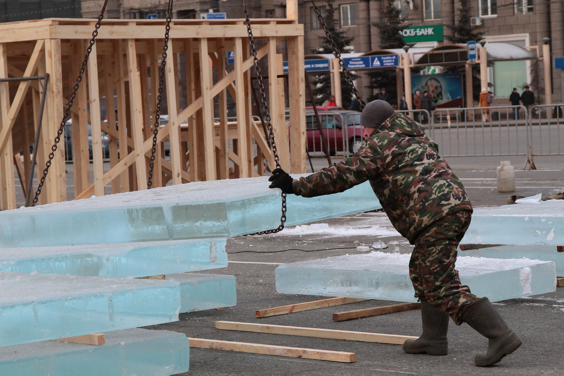 Лёд завозят с Шершнёвского водохранилища