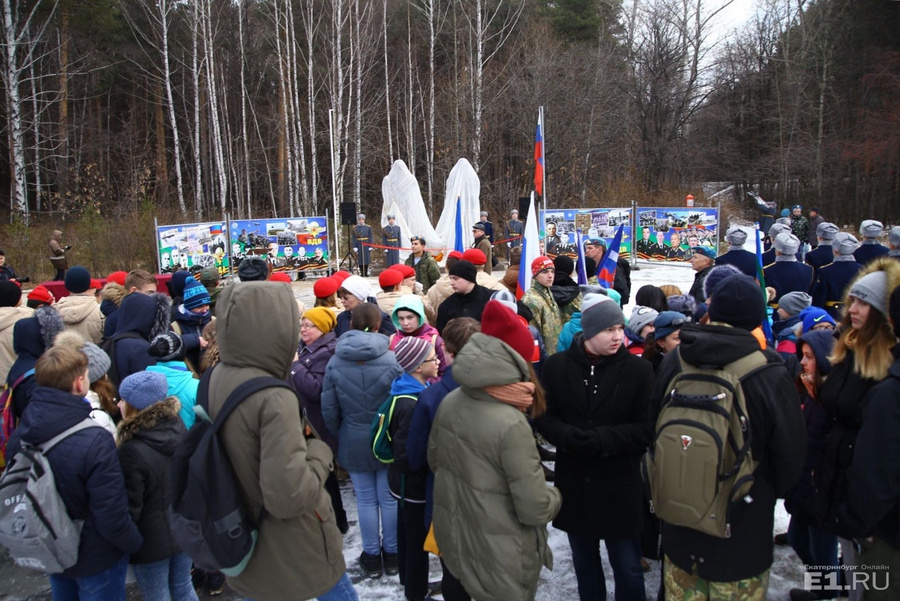 На открытие памятников, кроме ветеранов ВДВ, пришло много школьников.
