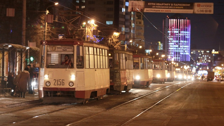 «Выстроились в гигантскую пробку»: в Челябинске из-за падения пассажира встали трамваи