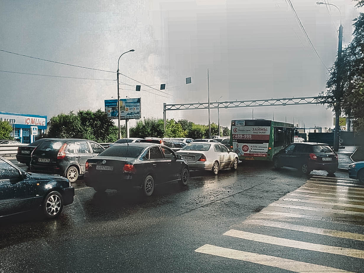 Горожанам нужно потерпеть: такие заторы на пермяковском мосту будут до осени Горожанам нужно потерпеть: такие заторы на пермяковском мосту будут до осени