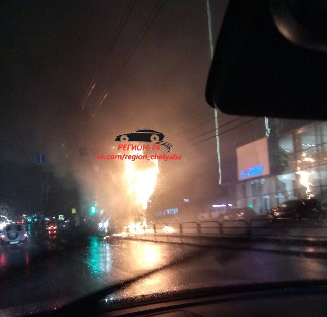 Напротив бизнес-дома «Спиридонов» во время ливня горел баннер Напротив бизнес-дома «Спиридонов» во время ливня горел баннер