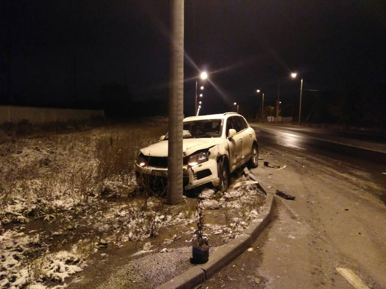 «Пятерка» ударом отправила Touareg в столб «Пятерка» ударом отправила Touareg в столб