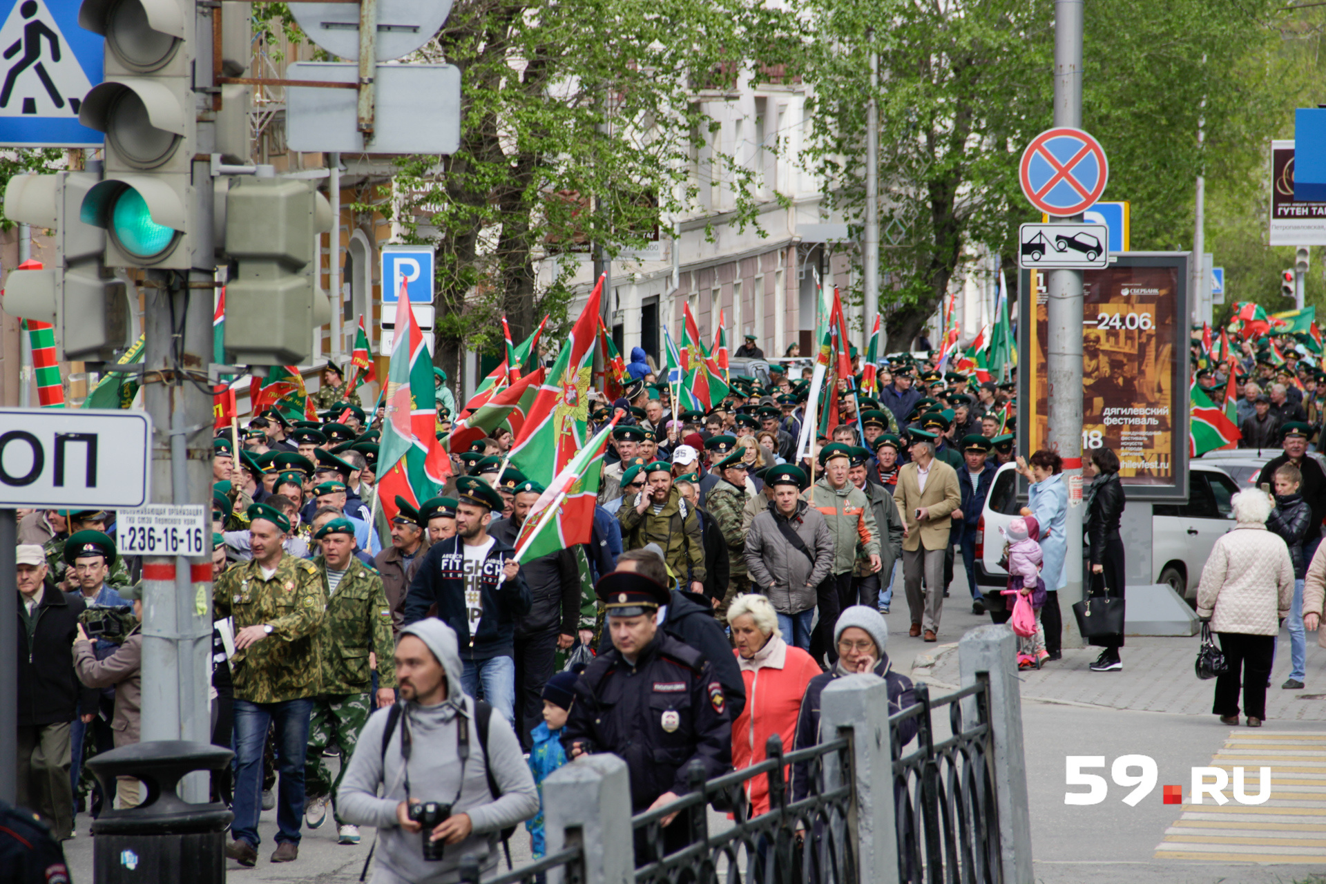 Пограничники прошли по центральным улицам - специально для этого движение автомобилей было приостановлено Пограничники прошли по центральным улицам - специально для этого движение автомобилей было приостановлено