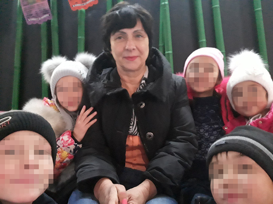 Воспитав двух дочерей, Наталья Прыкина взяла в семью пятерых приёмных детей — двоих мальчиков и троих девочек