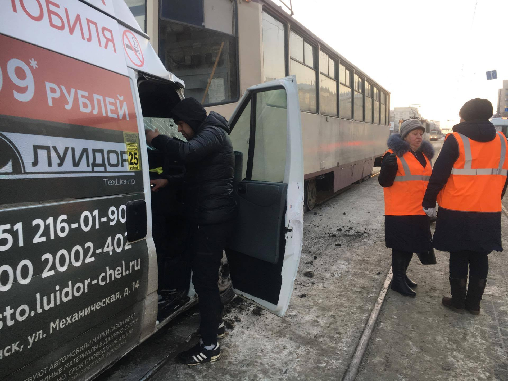 На место происшествия приехал брат водителя маршрутки, чтобы найти его телефон На место происшествия приехал брат водителя маршрутки, чтобы найти его телефон