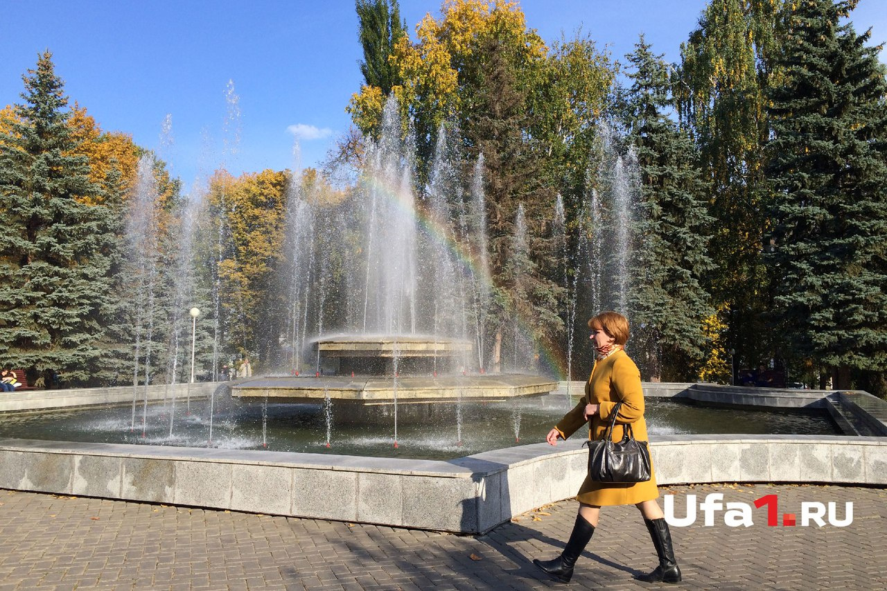 Осенняя радуга в брызгах фонтана