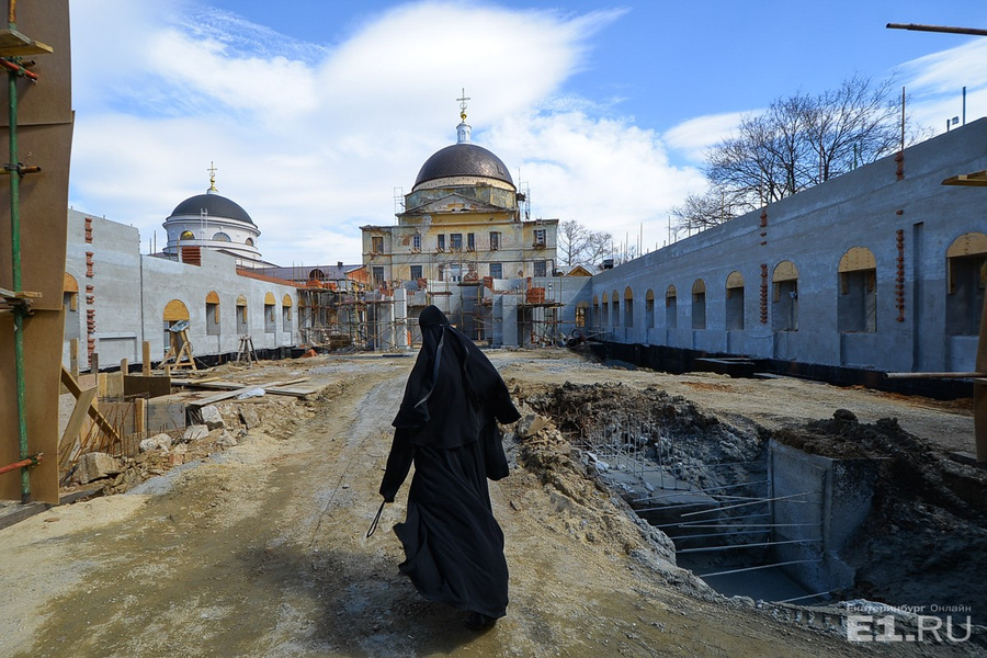 Тихвинский монастырь апрель стена