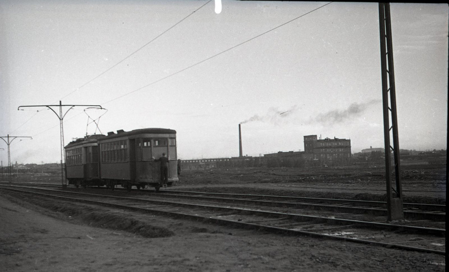 Парень пристроился на «колбасе» трамвая, который катится по улице Кузбасской (современная Гагарина). Снимок 1946 года.