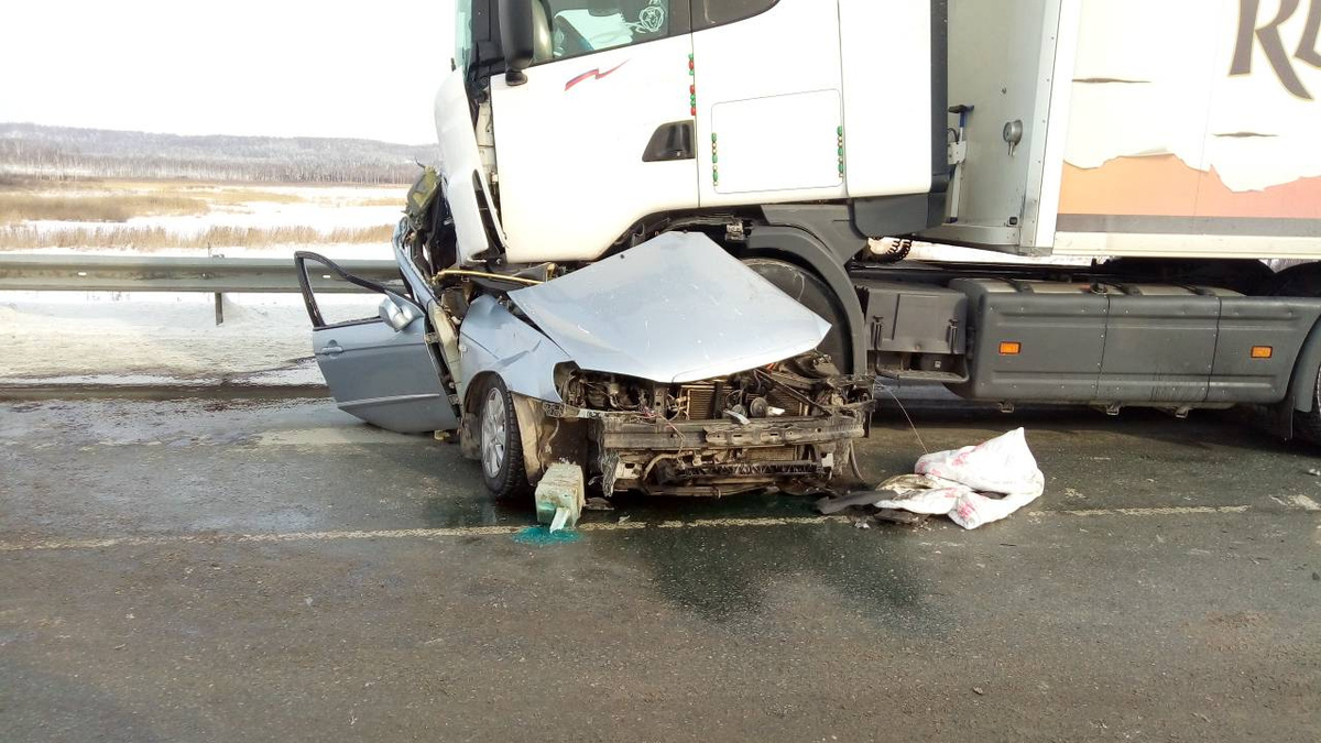 Легковая иномарка была подмята грузовой Scania