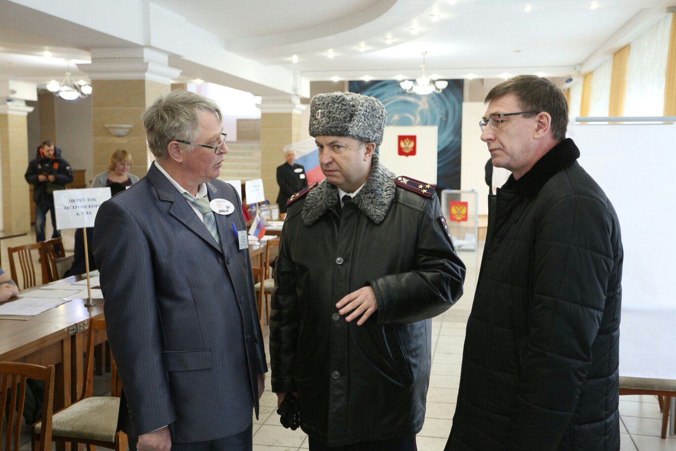 Сергей Миронов обсудил с председателем местного избиркома (слева) и главой Курчатовского района (справа) обстановку на участке