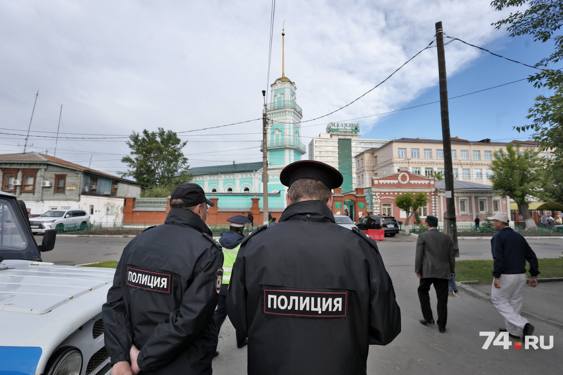 Сотрудники полиции просто наблюдали за происходящим Сотрудники полиции просто наблюдали за происходящим