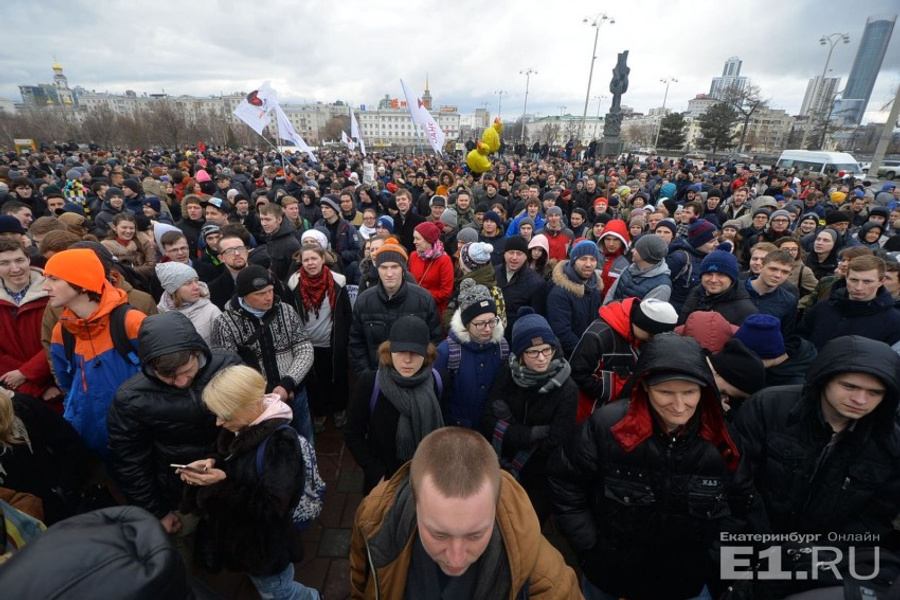 Со стороны властей. Уточка Медведева митинг. Митинг в Ебурге. Кто запрещает митинги. Человек с уточкой митинг против Медведева.