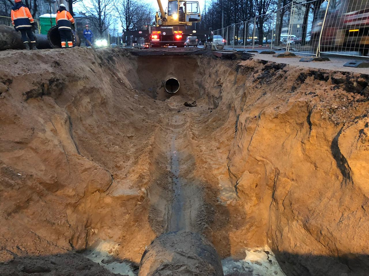 Не более 600 мм и. Прорыв трубы водоснабжения. Водоканал СПБ фото. Прорвало трубу Римский проезд новости.