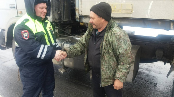 Тюменские водители сообща помогли дальнобойщику, застрявшему в снегу