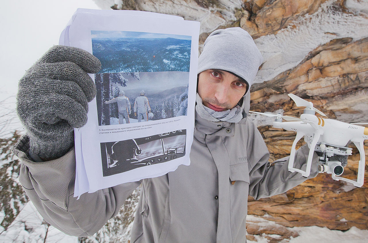 Пермский фотограф Алексей Гущин держит в руках раскадровку, по которой выбирались места для съемок