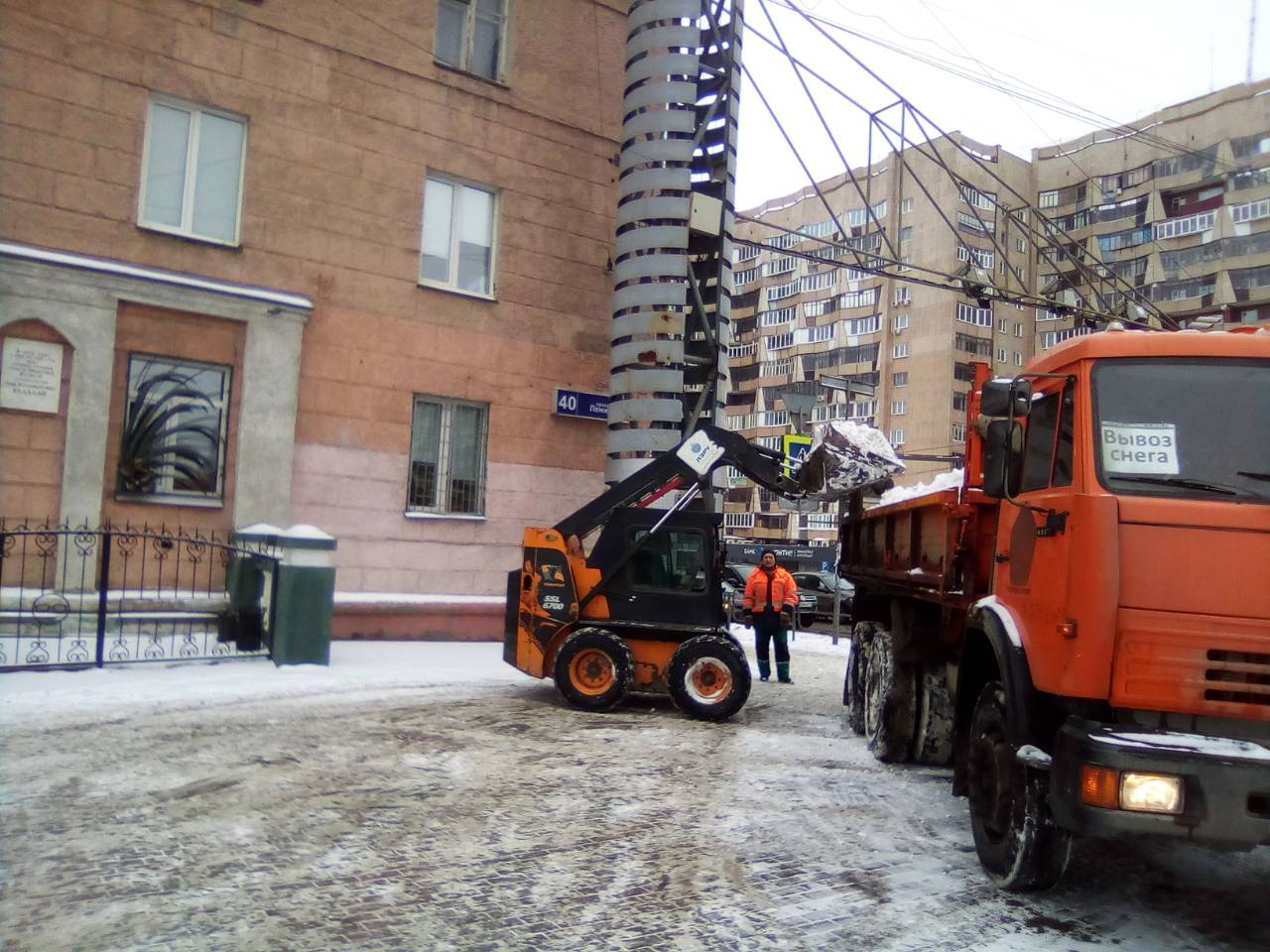 Снег начали убирать на проспекте Ленина