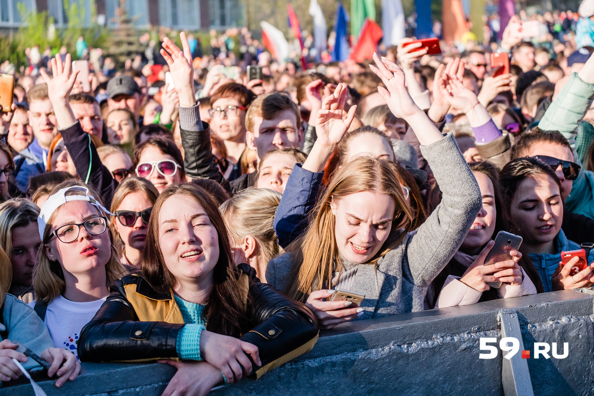 владивосток дискотека. зрители в зале. зрители в зале смеются. зрители встретили. зритель фотография.