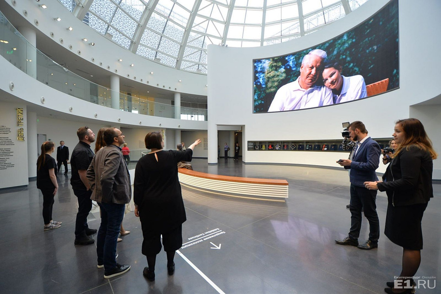 Технология 6 класс пуговицы. Девушка с линейкой удивленная. Масштабы удивляют. Масштаб преступления. Протяженность реки амазонка.