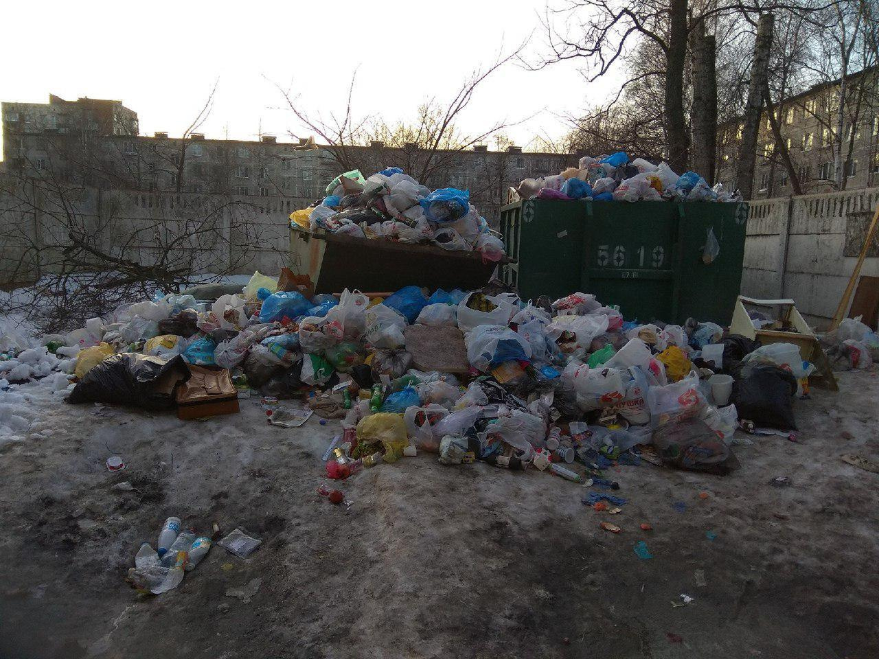 Читательница "Фонтанки" Юля: В Невском районе жкс 2 плохо вывозят мусор с помоек. Во дворе дома 98 по Народной улице.