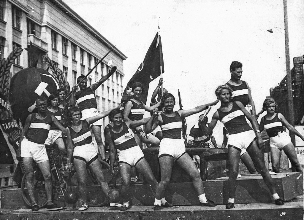 В первые майские дни устраивались военные и спортивные игры. В первые майские дни устраивались военные и спортивные игры.