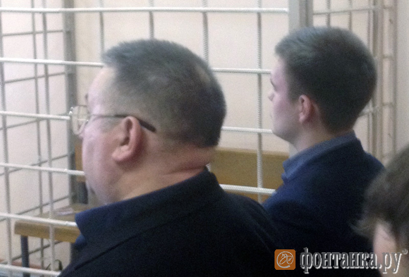 Елисей Владимиров (справа) пришел на заседание суда с папой
