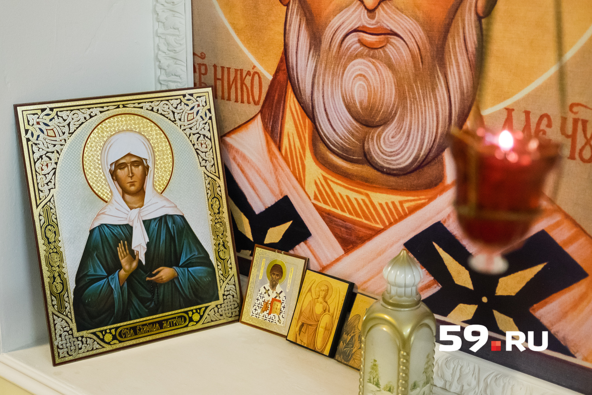 Среди икон в храме — образ Матроны Московской